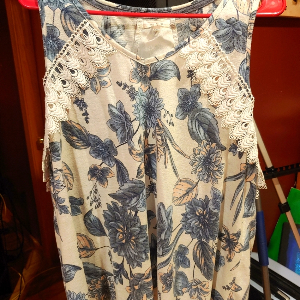 Cute blue floral top